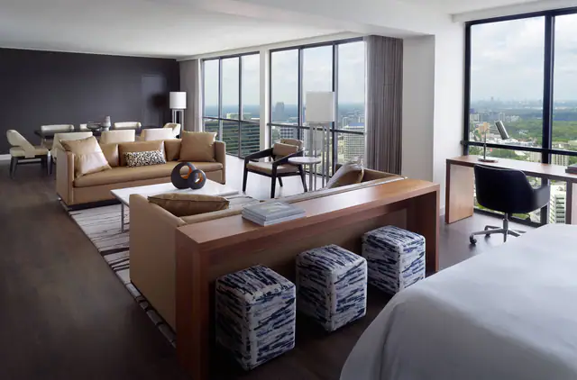 Atlanta Marriott Marquis, Atlanta — exterior and approach