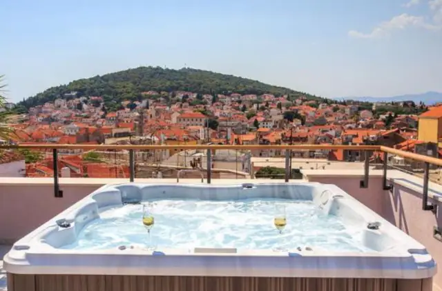 Cornaro Hotel, Split — exterior and approach