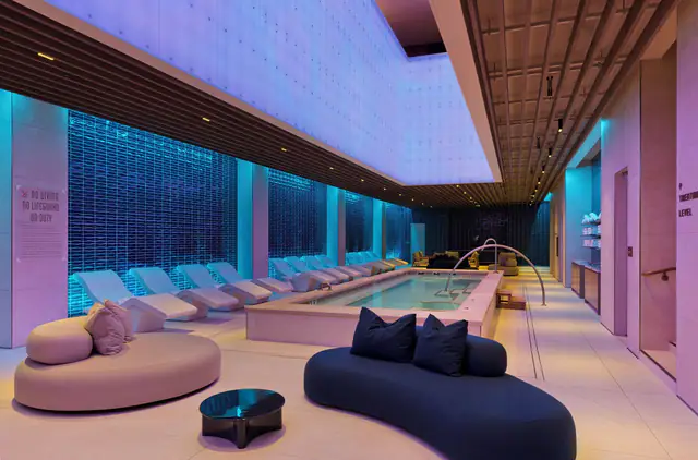 Fontainebleau Las Vegas, Las Vegas — exterior and approach