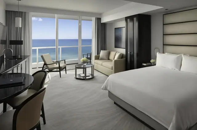Fontainebleau Miami Beach, Miami — exterior and approach