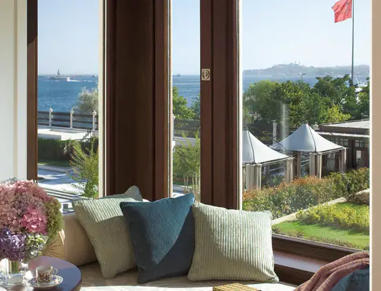 Four Seasons Hotel Istanbul at the Bosphorus, Istanbul — exterior and approach
