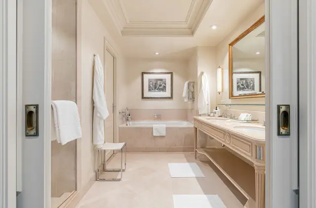 Four Seasons Hotel des Bergues Geneva, Geneva — guest room or suite
