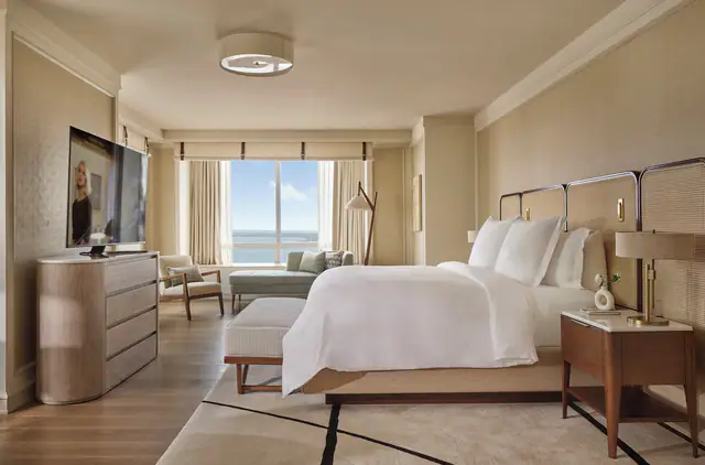 Four Seasons Hotel Miami, Miami — exterior and approach