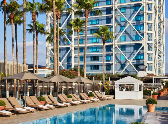 Hotel Arts Barcelona, Barcelona — exterior and approach