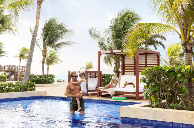 Hyatt Ziva Cancun, Cancun — exterior and approach