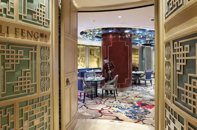 Gilded lattice entrance to Li Feng restaurant at Mandarin Oriental, Jakarta