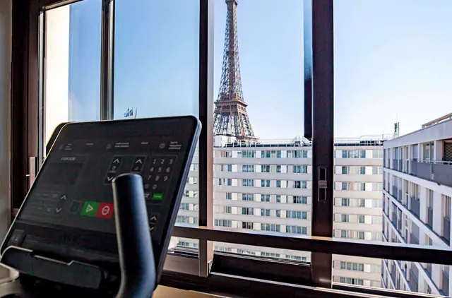 Mercure Paris Centre Tour Eiffel, Paris — exterior and approach