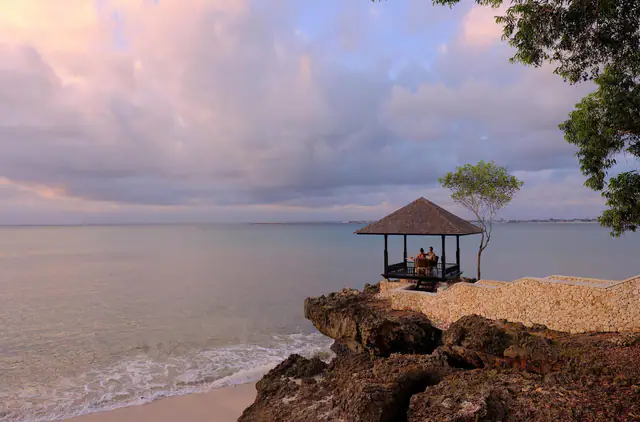 Clifftop gazebo overlooking the Indian Ocean at Raffles Bali