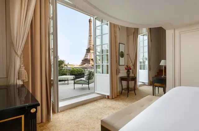 Shangri-La Paris, Paris — exterior and approach