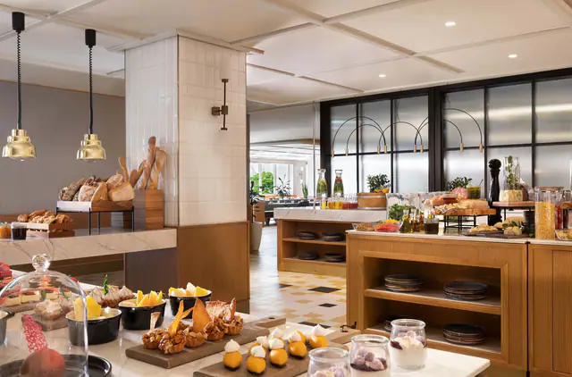 Sheraton Grand Warsaw, Warsaw — lobby or public space