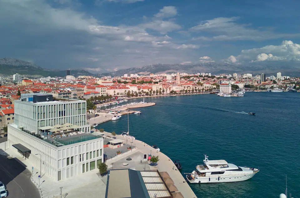 Hotel Ambasador on the Split waterfront